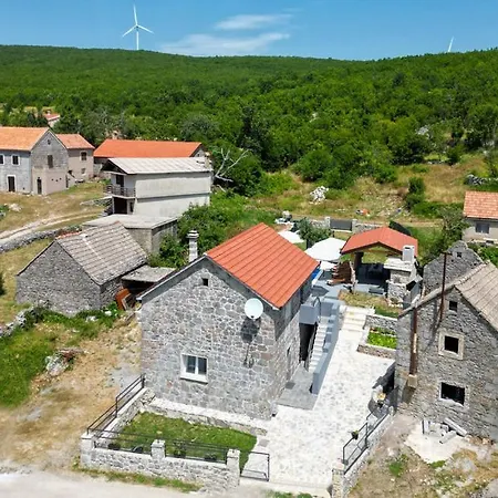 Lucia Villa Vukici