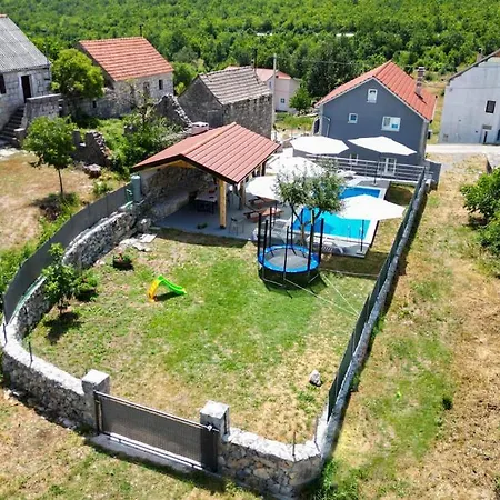 Lucia Villa Vukici